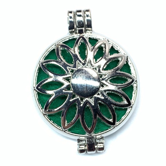 😍 Filigreed Essential Oil Diffuser Pendant 👀 - Picture 1 of 5